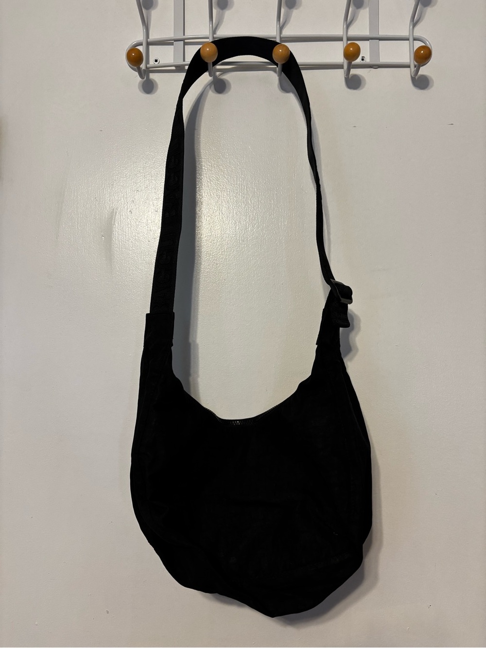 BAGGU black medium crescent crossbody bag